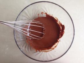 搅拌至没出现水油分离，乳化好的状态