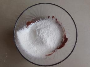 将过筛了一次的面粉再过筛进去