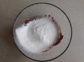 将过筛了一次的面粉再过筛进去