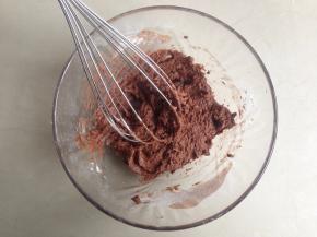 用蛋抽之字型拌好，不见干粉就可以了