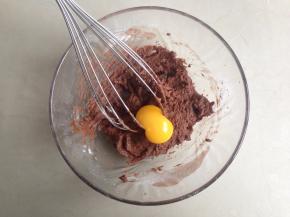 将3个蛋黄分三次加入进去，搅拌均匀