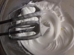 蛋清加了几滴柠檬汁后，分3次加入糖，用东菱电动打蛋器打至偏干性发泡，打蛋头有直立的小尖角