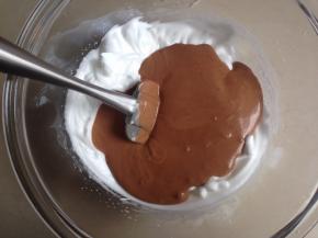 再倒回到剩余的蛋白里，继续翻拌均匀