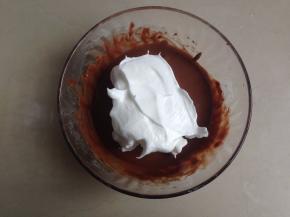 取1/3的打发好的蛋白放入到可可面糊里，从底部向上翻拌均匀