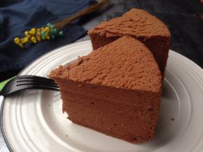 烘烤好的蛋糕立即取出，在桌面上震出热气，倒扣，放凉再脱模切块