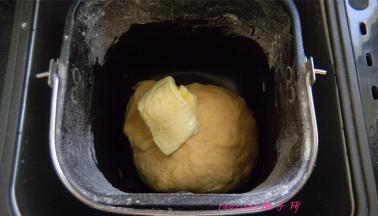 除黄油外其他原料入面包机执行一次揉面后，再放入黄油后再揉面一次；