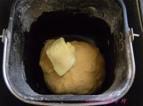 除黄油外其他原料入面包机执行一次揉面后，再放入黄油后再揉面一次；