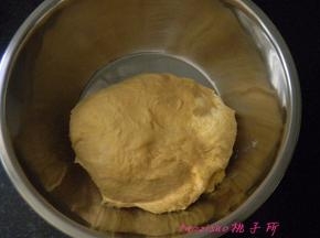 将揉好的面团倒入发面盆里，室温发酵；