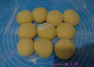 将发酵好的面团分割成70克/个的小面团，略整形滚圆后松弛15分钟；