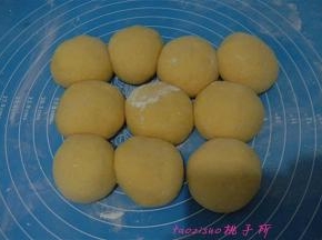 将发酵好的面团分割成70克/个的小面团，略整形滚圆后松弛15分钟；