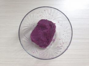 将紫薯295克、细砂糖42克和黄油28克全部放入不粘锅里炒一会儿，至顺滑，就做好紫薯馅