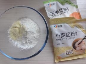将玉米淀粉，奶粉、小麦淀粉和20克糖倒入碗里
