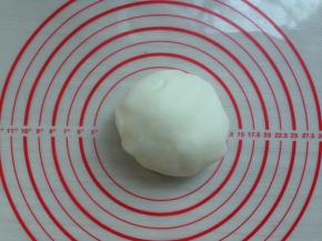 加入沸水，先用筷子快速搅拌，尽量使沸水能烫到全部粉类，用手和成光滑的，不见颗粒的粉团