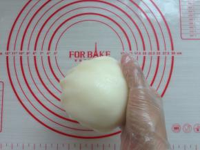 使黄油充分揉进粉团里，这时候的粉团呈现有光泽的