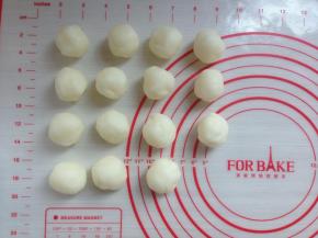 分成每个19克的饼皮，盖上保鲜膜。紫薯馅分成每个15克