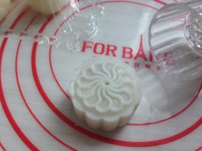 模具内抹油，将光滑的一面放入模具，向下按压，压出清晰的花纹