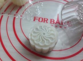 模具内抹油，将光滑的一面放入模具，向下按压，压出清晰的花纹