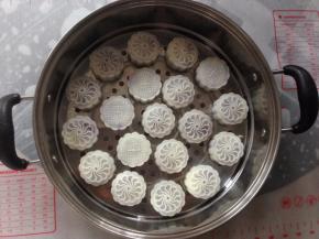 将水晶饼放入蒸笼里