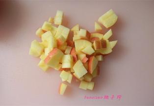 将苹果洗净去核，带皮切1公分的小方粒；