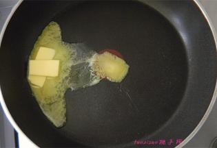 平底锅里放入黄油，小火，慢慢将黄油融化；