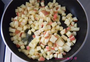 倒入切好的苹果粒，将苹果粒平铺在平底锅里，均匀受热；
