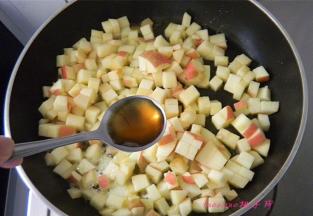 放入两勺枫糖浆，搅拌均匀，始终保持小火翻炒；