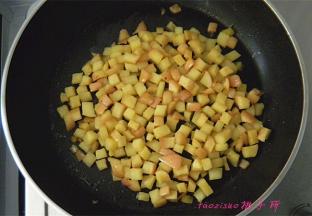 拌炒至苹果粒的水份收干，关火，放凉；