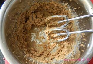 用电动打蛋器搅打均匀；