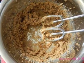用电动打蛋器搅打均匀；