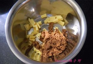 将黄油在室温下软化，放入黄砂糖；