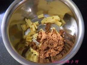 将黄油在室温下软化，放入黄砂糖；