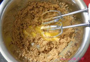 分两次加入鸡蛋液，每次加入时，都要搅打均匀；