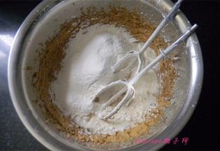 先加入一半分量的的粉类和牛奶拌匀；