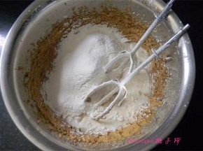 先加入一半分量的的粉类和牛奶拌匀；