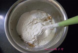 再加入剩余的粉类和牛奶；搅拌均匀，无干粉；