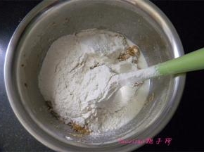再加入剩余的粉类和牛奶；搅拌均匀，无干粉；
