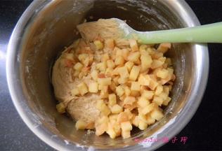 加入第五步煎好的苹果粒2/3的量；