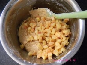 加入第五步煎好的苹果粒2/3的量；