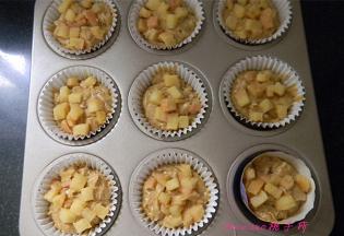 再放上其余的煎苹果粒；