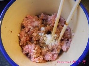 选择偏瘦的猪肉馅，加入食盐、鸡精、料酒、生抽、姜末，花椒粉拌匀；