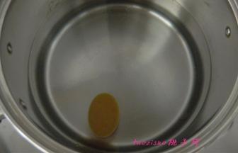 煮锅内水热放入鸡汤块；