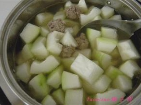 再放入冬瓜块，煮熟，撇去浮末。食盐调味，淋上香油即可。