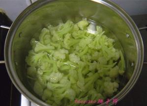 将菜花掰散成小朵，凉水下锅焯烫至八成熟；
2、