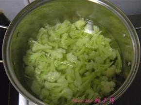 将菜花掰散成小朵，凉水下锅焯烫至八成熟；
2、