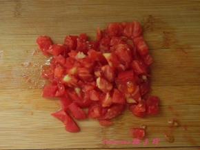 将去皮的西红柿切小粒；
