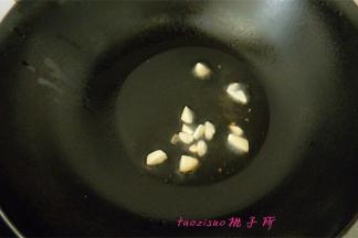 炒锅里放入食用油，油温五成热，放入蒜瓣煸香；