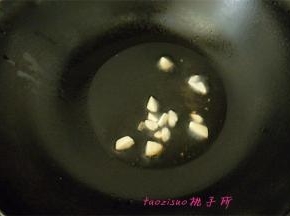 炒锅里放入食用油，油温五成热，放入蒜瓣煸香；