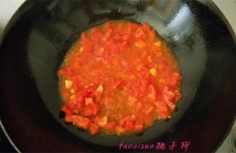 放入切好的西红柿丁，煸炒出红油；