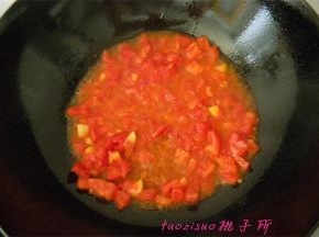 放入切好的西红柿丁，煸炒出红油；