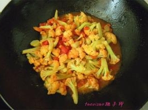 放入焯好的菜花煸炒，再放入番茄沙司煸炒均匀，放入食盐、白糖、鸡粉调味即可出锅。
